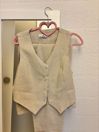 Beige Hose und Veste Set
