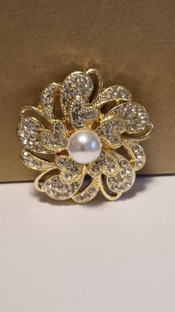Goldene Blumen Brosche mit Perle, funkelnde Steine. Frühling