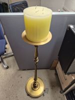 Kerzenständer aus Messing mit Kerze, goldig