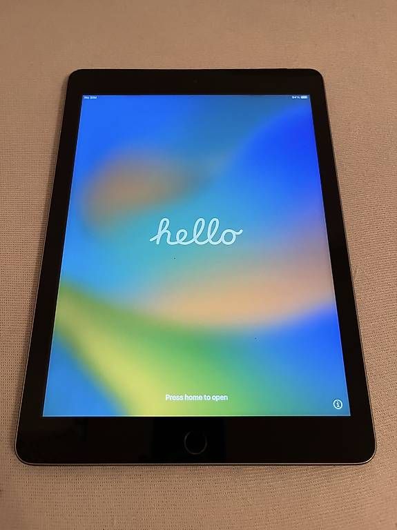 Tablettes PC: iPad 5e gen 9.7" 128Go WiFi + Cellular 4G – D'occasion à Combremont-Petit par van_vc9r