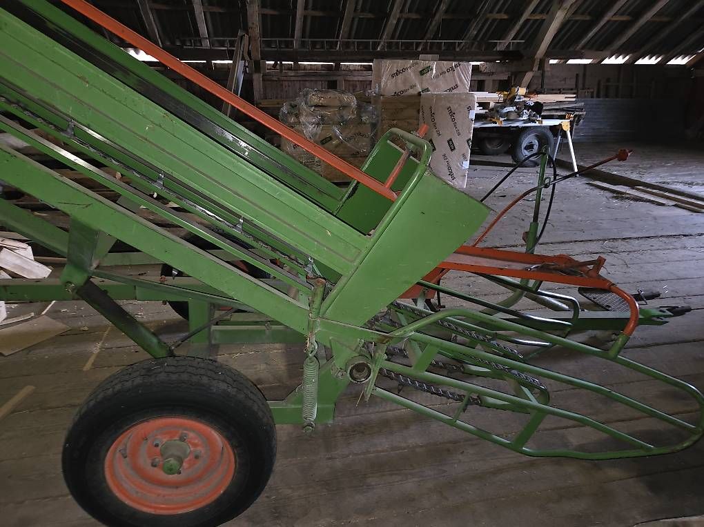 Remorques autochargeuses/d'ensilage: Kleinballenlader / Ballenhochförderer – D'occasion à Wichtrach par maw_syt2 2