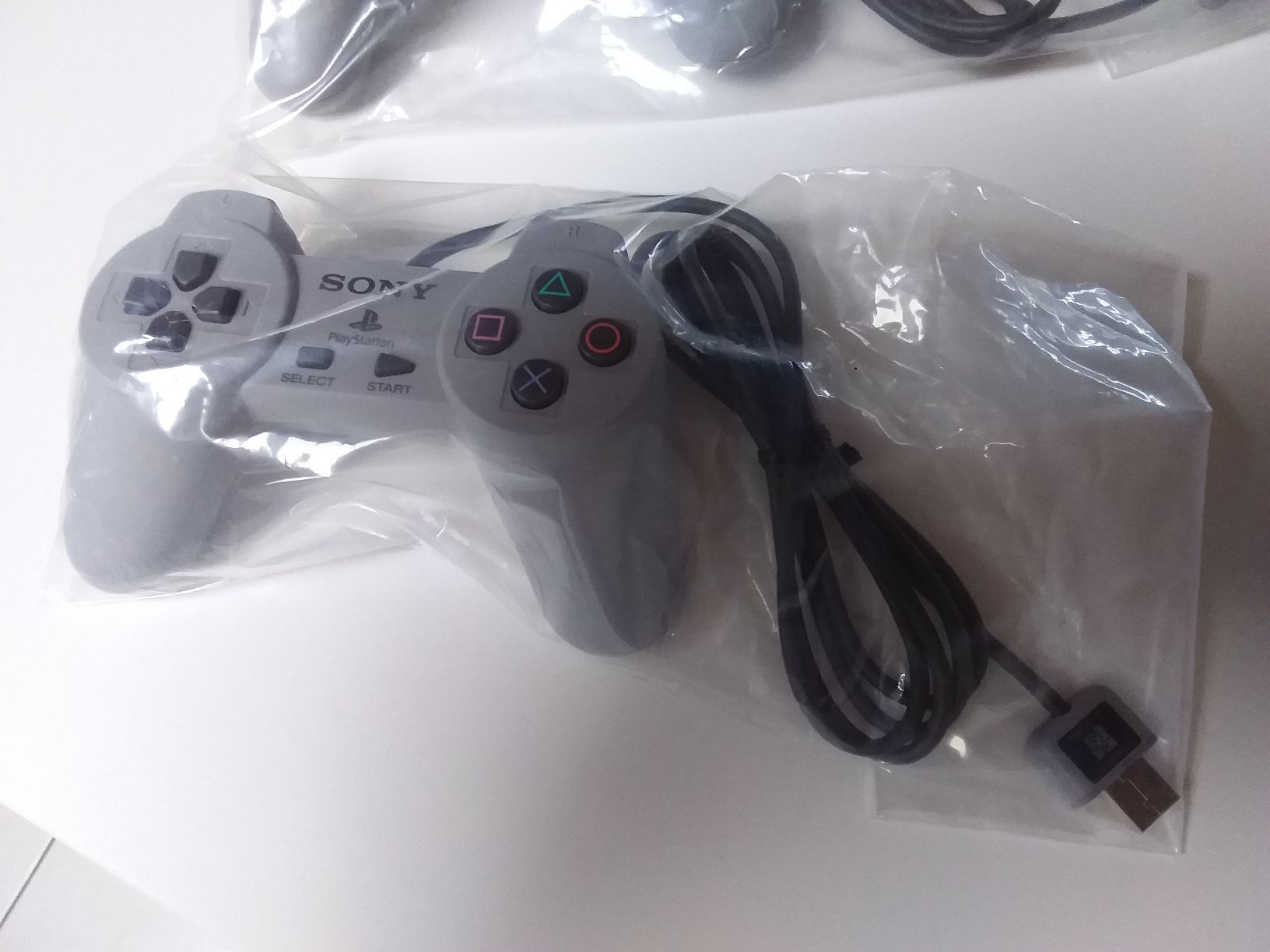 Sony Manettes: 2x Original Sony Playstation Classic Controller  – D'occasion à Ligornetto par Gurzo 2