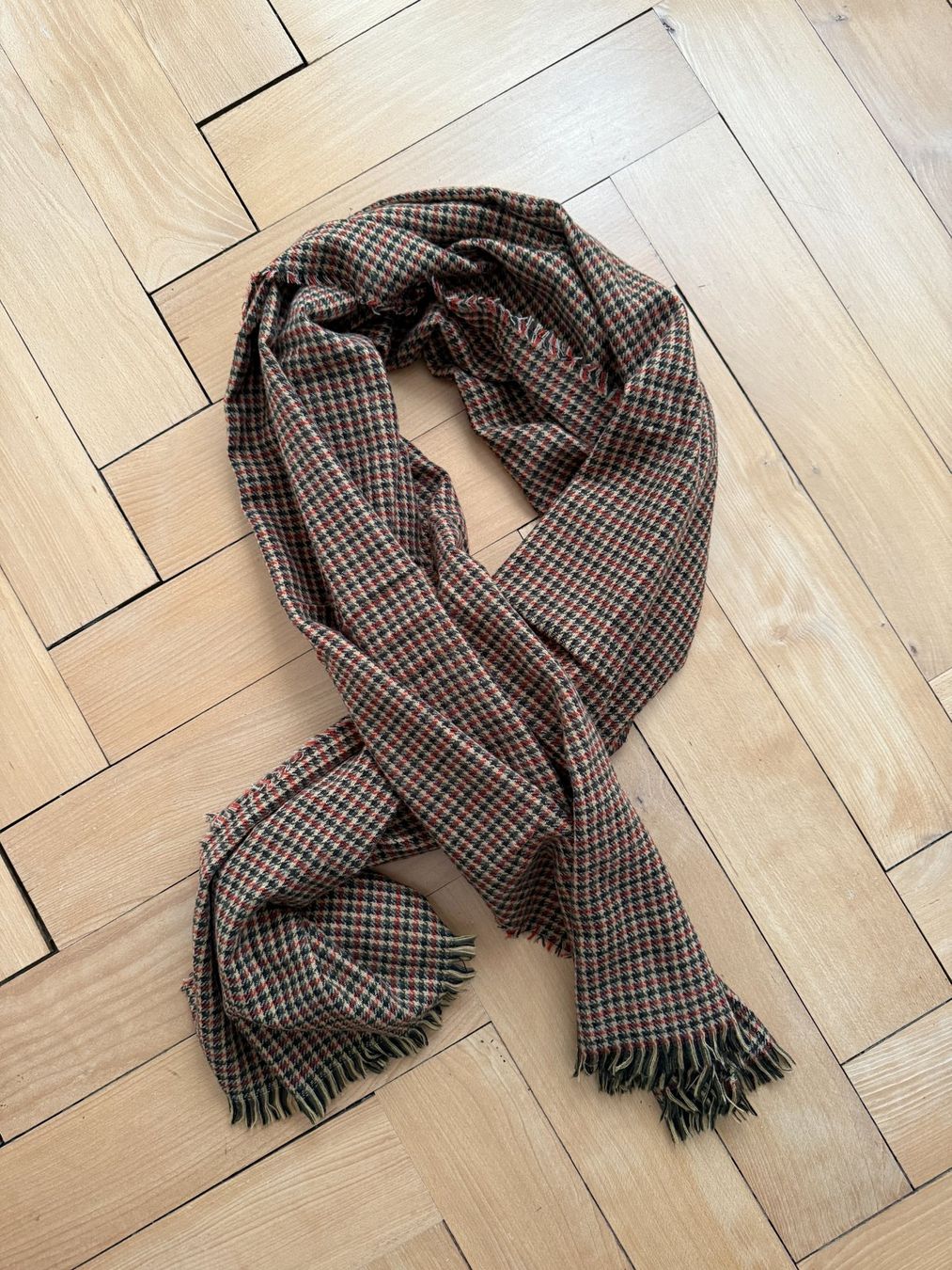 Foulards & écharpes: Strick Schal beige-schwarz-rot kariert – D'occasion à Zürich par Diazaio