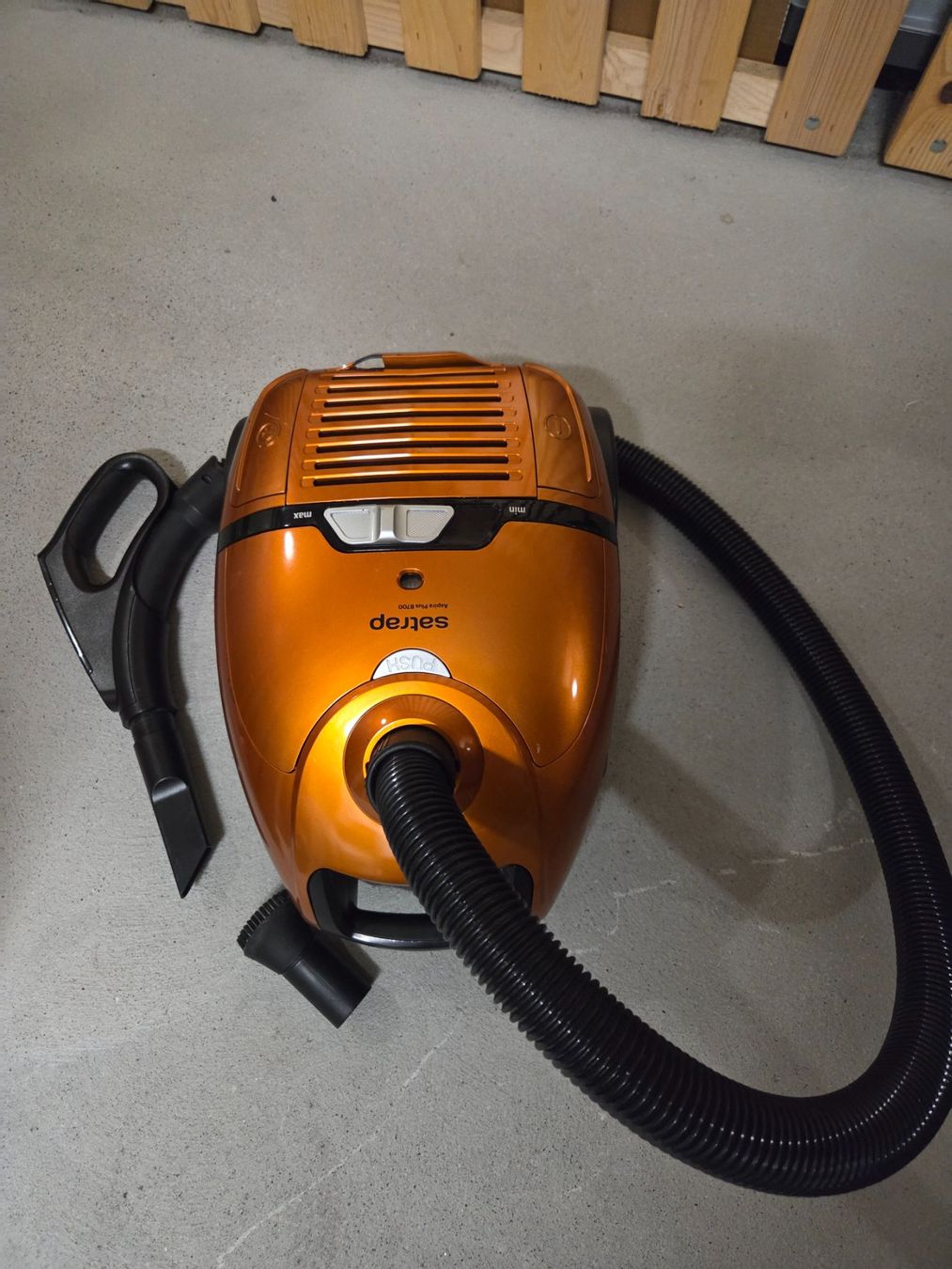 Aspirapolveri & Accessori: Satrap Staubsauger orange gebraucht 700W – Usato da Chur venduto da Einszweidreiviermein 3