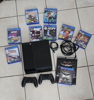 Sony PlayStation 4 Konsole mit zwei Controllern und Spielen