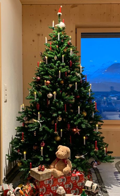 Weihnachtsbaum 210cm; komplett mit LED-Kerzen und Kugeln  Kaufen auf 