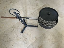 Marronipfanne mit Grillständer und Cheminéebesteck