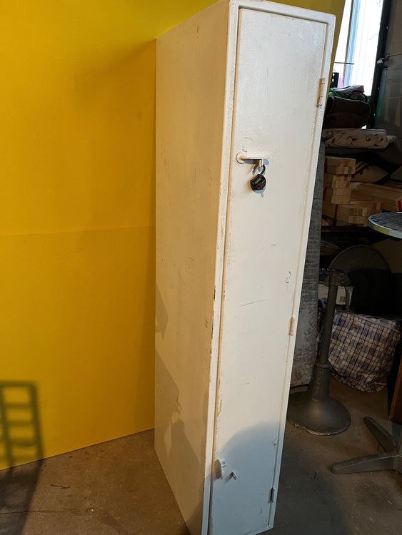 Alter Spint Metall Eisenschrank (Gebraucht) in Brienz BE für CHF 22 ...