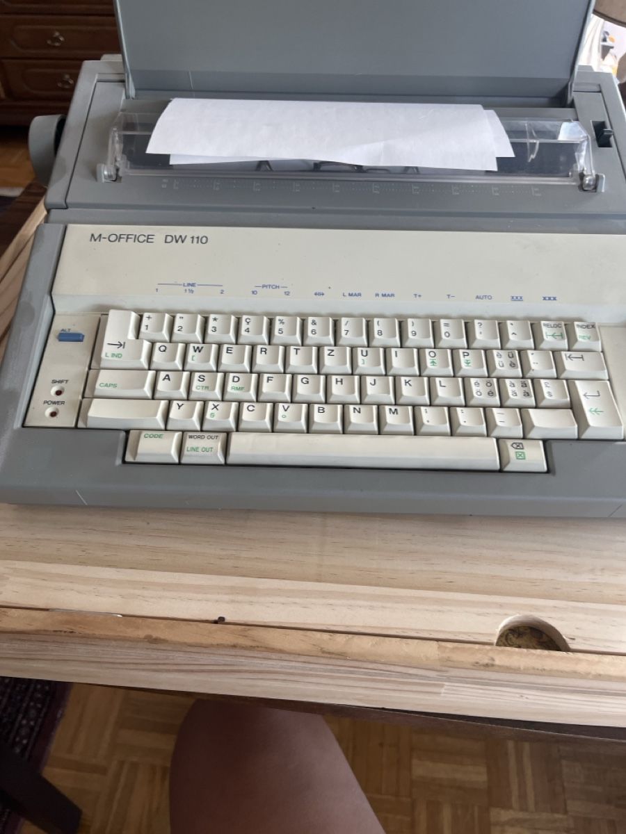 Macchine da scrivere: Schreibmaschine M-Office DW 110 gebraucht – Usato da Birsfelden venduto da r_f_y7ry 1