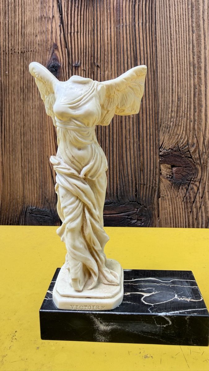 Figurines: Nike von Samothrake Replik als Briefbeschwerer – D'occasion à Riedholz par Frettchen63