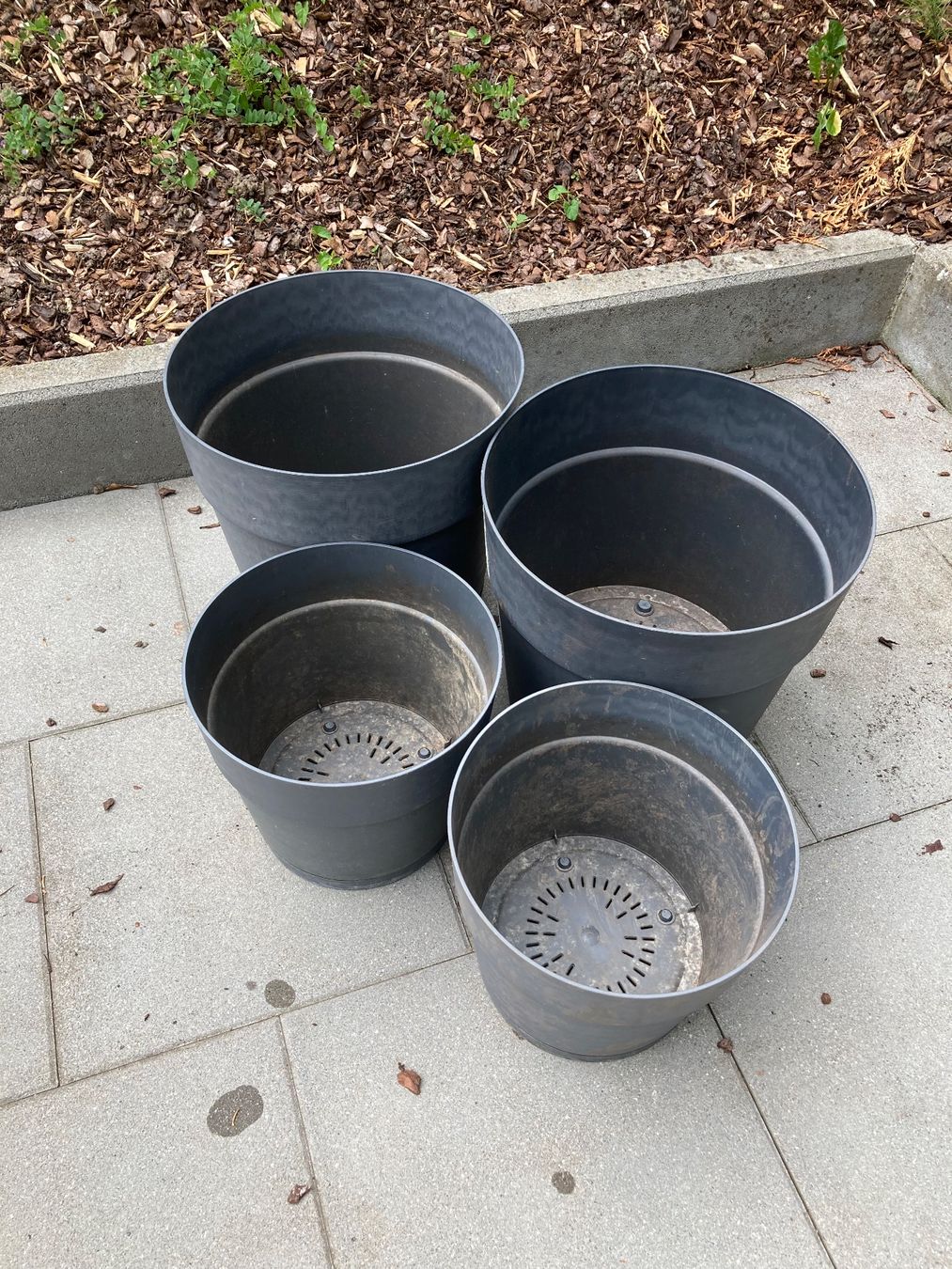 Vasi per fiori: 4x Blumentöpfe grau mit Untersetzer – Usato da Hitzkirch venduto da eve_may
