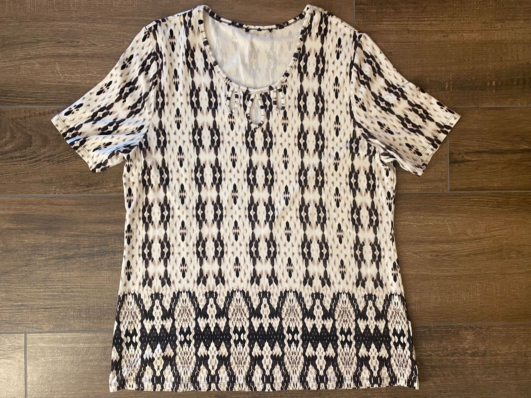 T-Shirts: T-Shirt mit Muster braun / weiss Gr. 44 – Gebraucht aus Pratteln von a23_j2gs