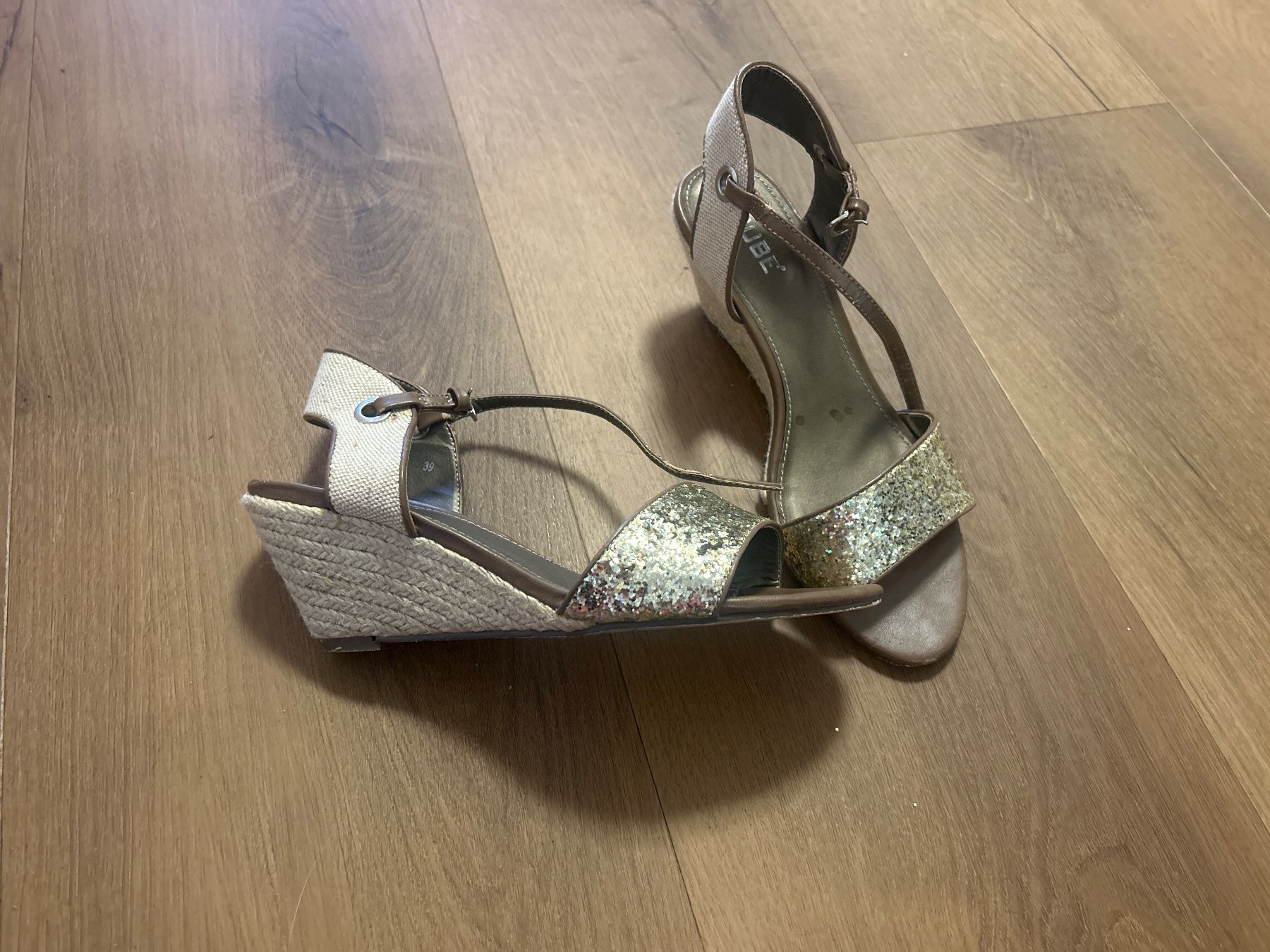 Damenschuhe: Glitzer Sandalen, Keilsandalen Grösse 39 – Gebraucht aus Regensdorf von Spyke55 2
