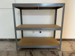 Stabiles Metallregal mit 3 Böden - ideal für Keller!