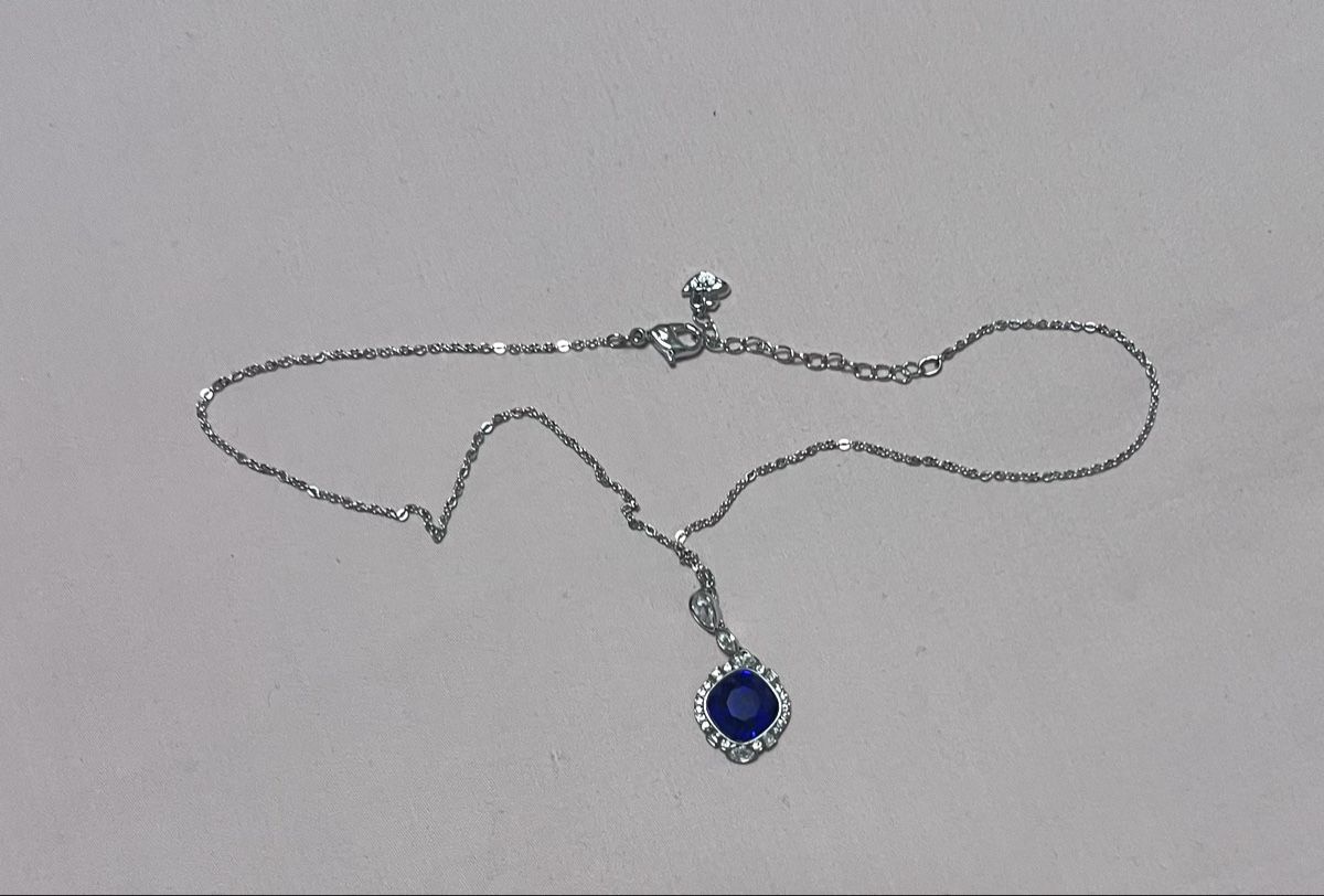 Swarovski Colliers: Silberfarbene Halskette mit blauem Stein - Modeschmuck! – D'occasion à Altstätten SG par Faz64 1