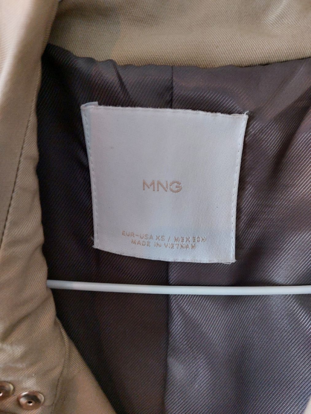 Mango Cappotti: trench coat Mango couleur camel – Usato da Fribourg venduto da charlottej02 2