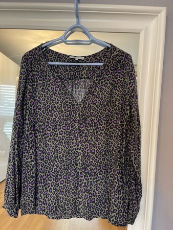 Bluse mit Tiermuster 38