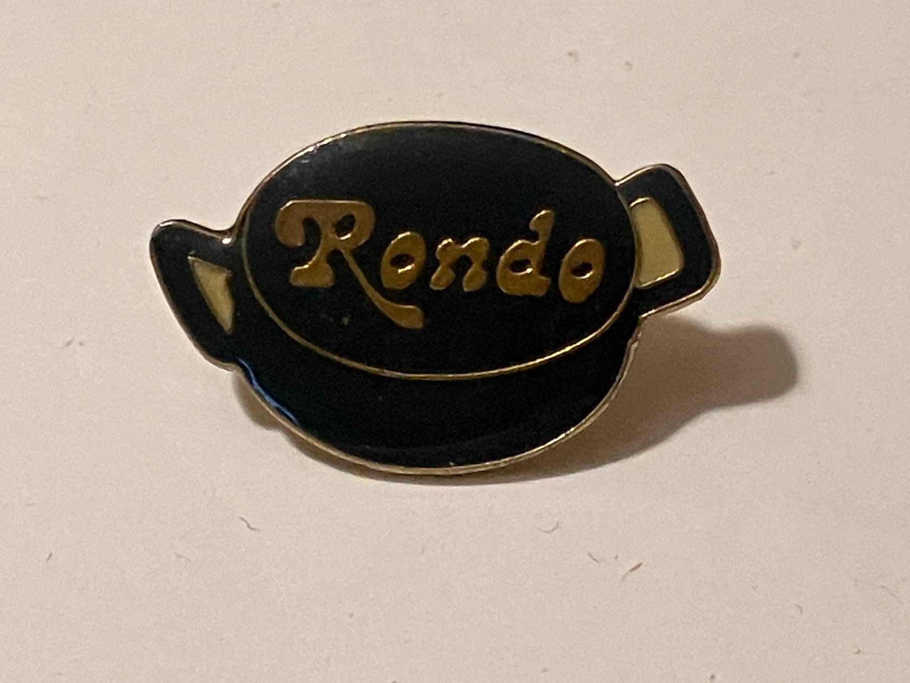 Placchette & Badge: 1 Pin Rondo – Usato da Basel venduto da djwwpp