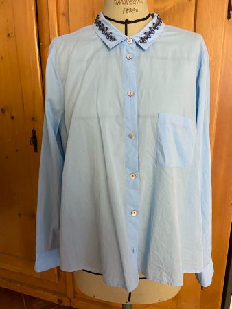 HellblaueMax Volmary Bluse mit kleinem Perlkragen, Gr.40