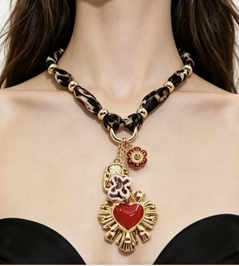 Catenine: Collana con pendente cuore rosso e ciondoli – Nuovo e nell'imballaggio originale da Gordevio venduto da LanaZimm 1