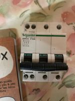Disjoncteur Schneider Electric 4P C20A, parfait état, occasi