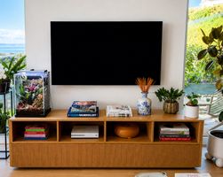 Meuble TV Kave Home Helvine – Chêne & verre – 200 cm