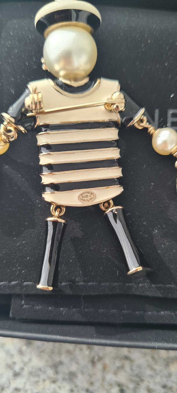 Chanel Spille & Fermagli: Seltene Chanel Brosche mit Rechnungscopie – Nuovo (secondo la descrizione) da Luzern venduto da annabelle25 3