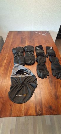 3 Paar Motorradhandschuhe XL und eine Sturmhaube