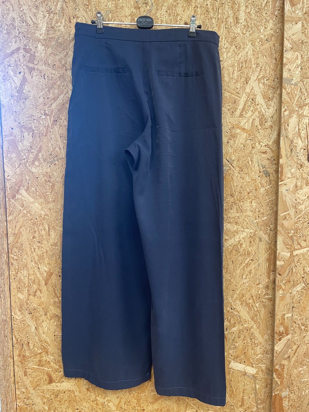 Mango Hosen: MANGO Pantalon bleu T 44 – Gebraucht aus Lausanne von PlusValue_Lausanne 1