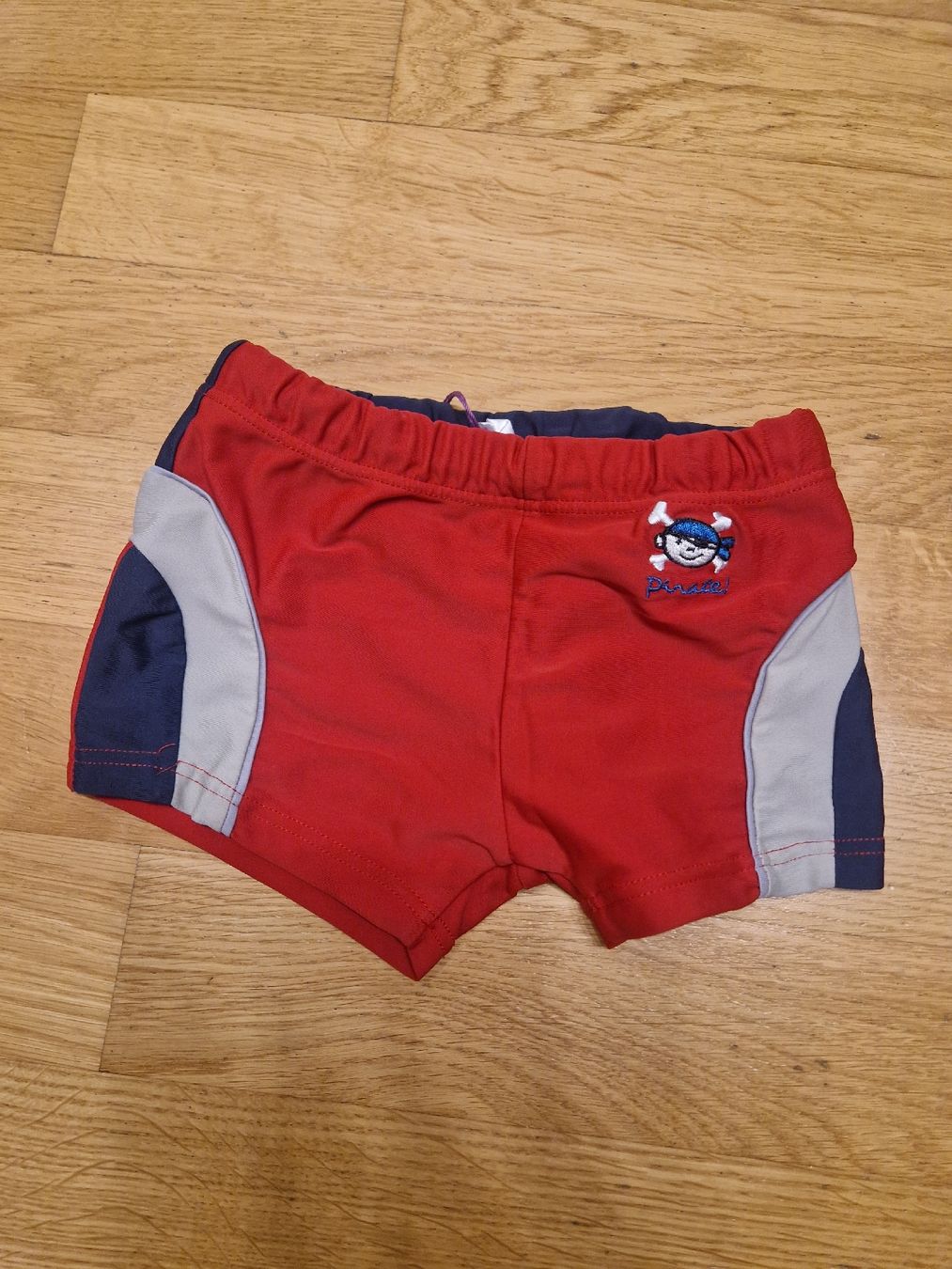 Costumi da bagno: Maillot de bain garçon, taille 98 – Usato da Penthaz venduto da Sosotroc