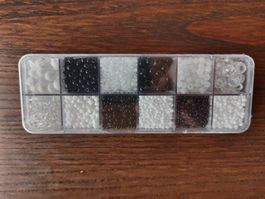 Preciosa Rocailles Glasperlen Perles Beads Box schwarz/weiss