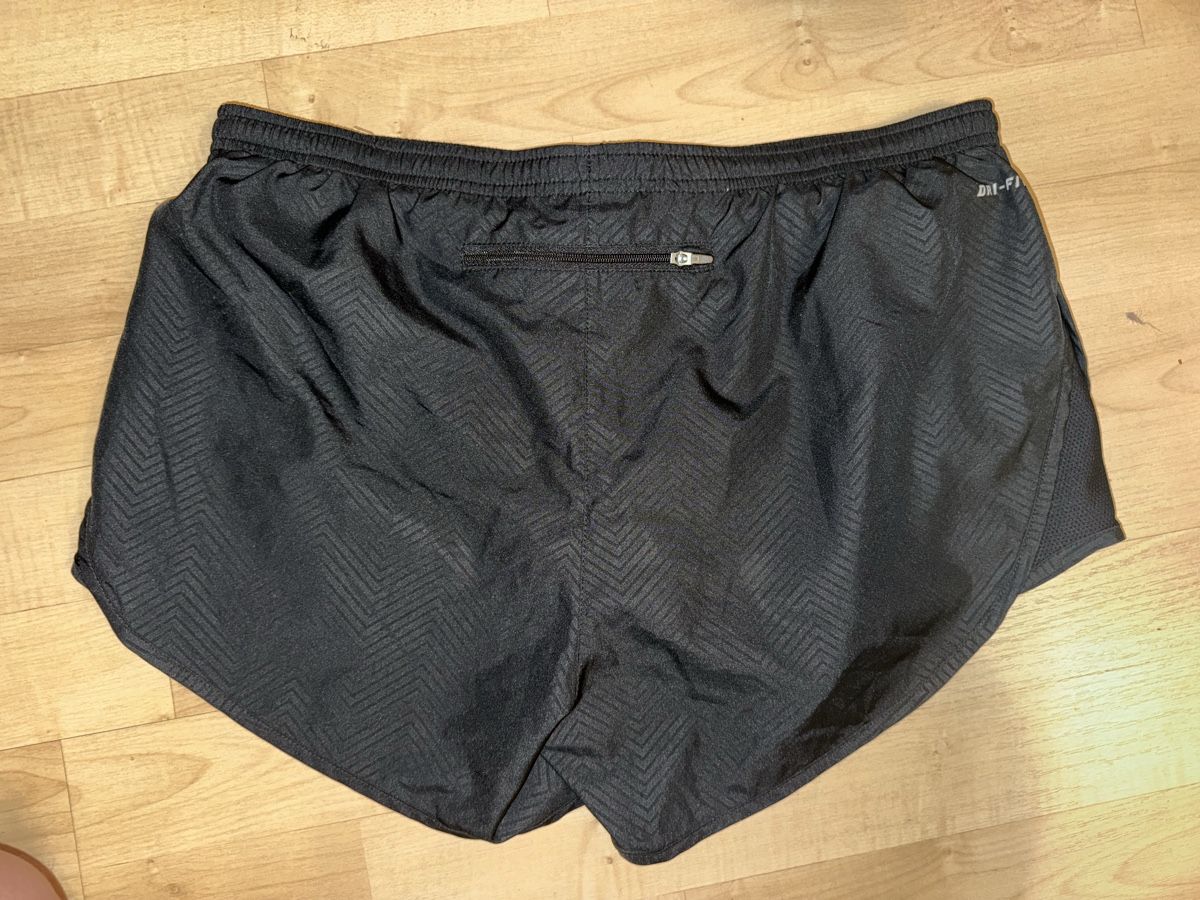 Nike Pantaloni: Nike dry fit Shorts running  – Usato da Obfelden venduto da cesarina10 3