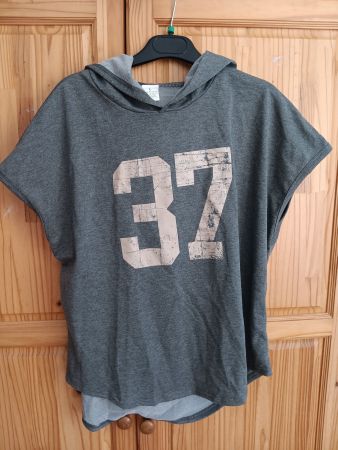 T shirt a  capuchon