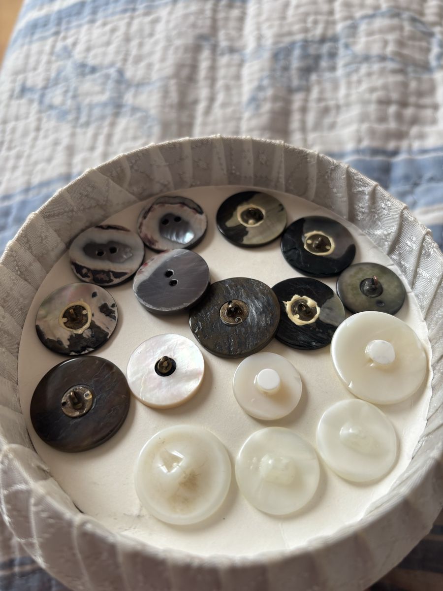 Bottoni: Lot de boutons nacrés vintage – Usato da Aigle venduto da Barbiette 1