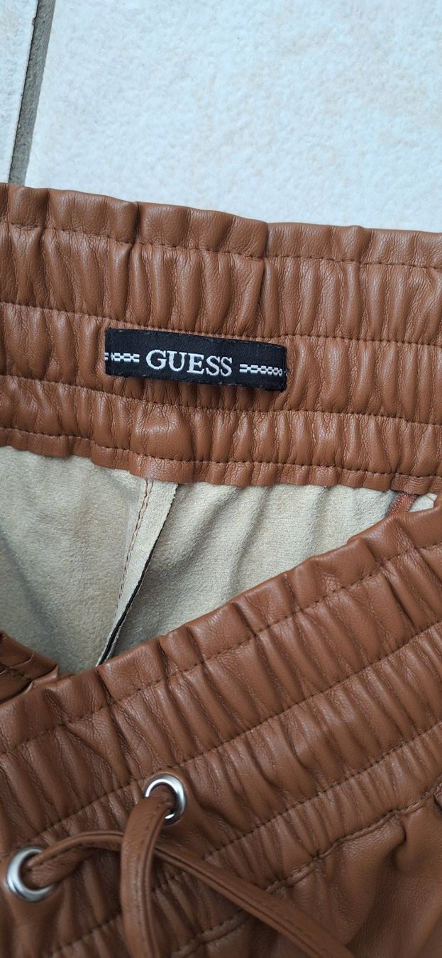 Guess Pantaloni: Pantalon Guess simili 40-42 – Usato da St-Triphon venduto da Jldr0 2