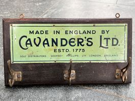 Cavander's Medium Navy Cut Blechschild Haken Vintage England