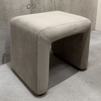 Hocker mit Samtbezug