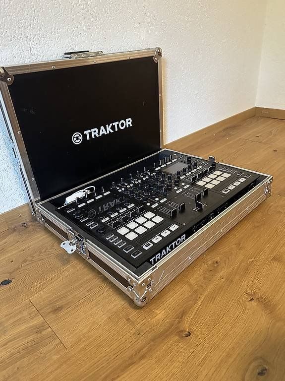 Traktor Console di mixaggio: Traktor Kontrol S8 – Usato da Balgach venduto da grxb 2