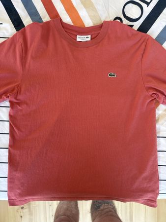 T-shirt Lacoste Classic Fit, Taille M, en parfait état.