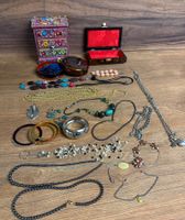 Schmuck-Konvolut: Armbänder, Halsketten & Deko-Schächtelc...
