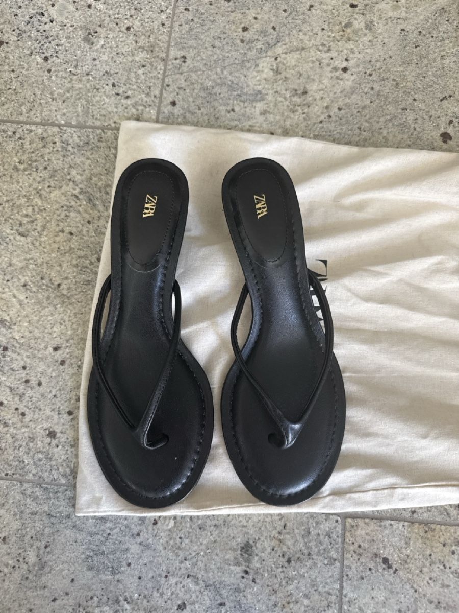 Zara Scarpe da donna: Zara black heeled sandals size 39 – Nuovo (secondo la descrizione) da Meilen venduto da tan_v628