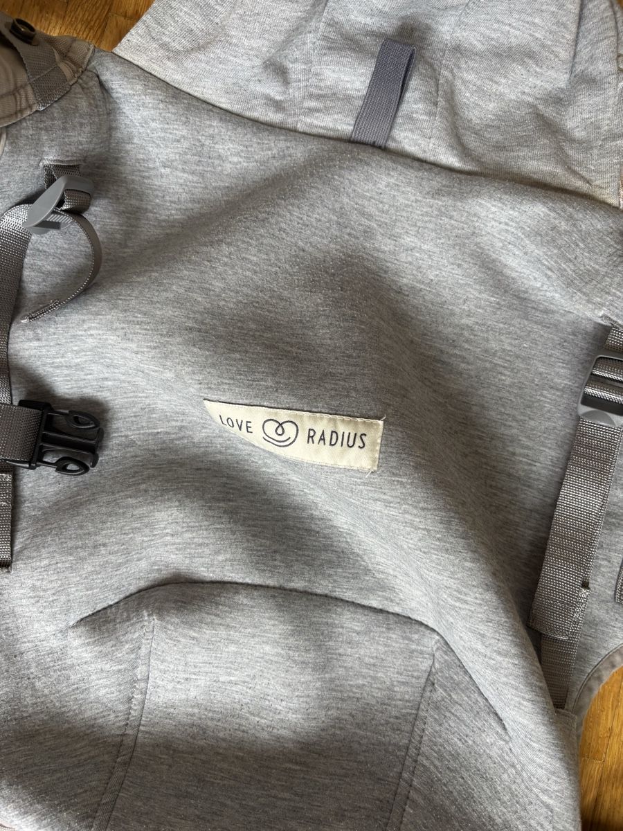 Porte-bébés ventraux & dorsaux: Porte bébé Love Radius gris, 1ère génération  – D'occasion à La Chaux-de-Fonds par Elora237 2