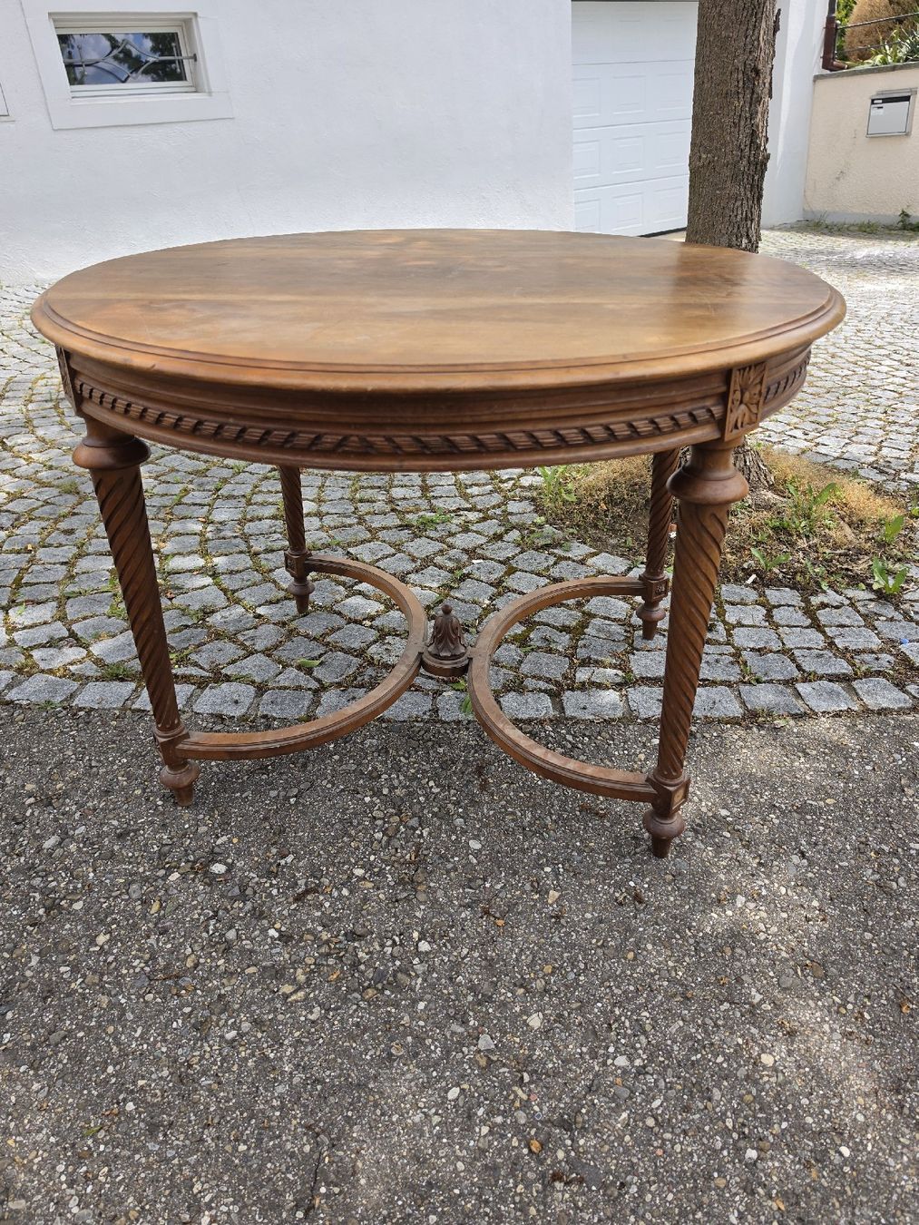 Tavoli: Antiker Nussbaum Rundtisch mit Schnitzereien,  – Usato da Mettlen venduto da elios0888 2