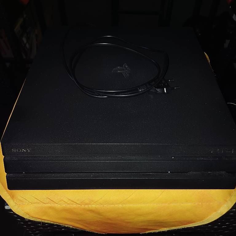 Sony Console: PlayStation 4 PRO – Usato da Bex venduto da Sakito