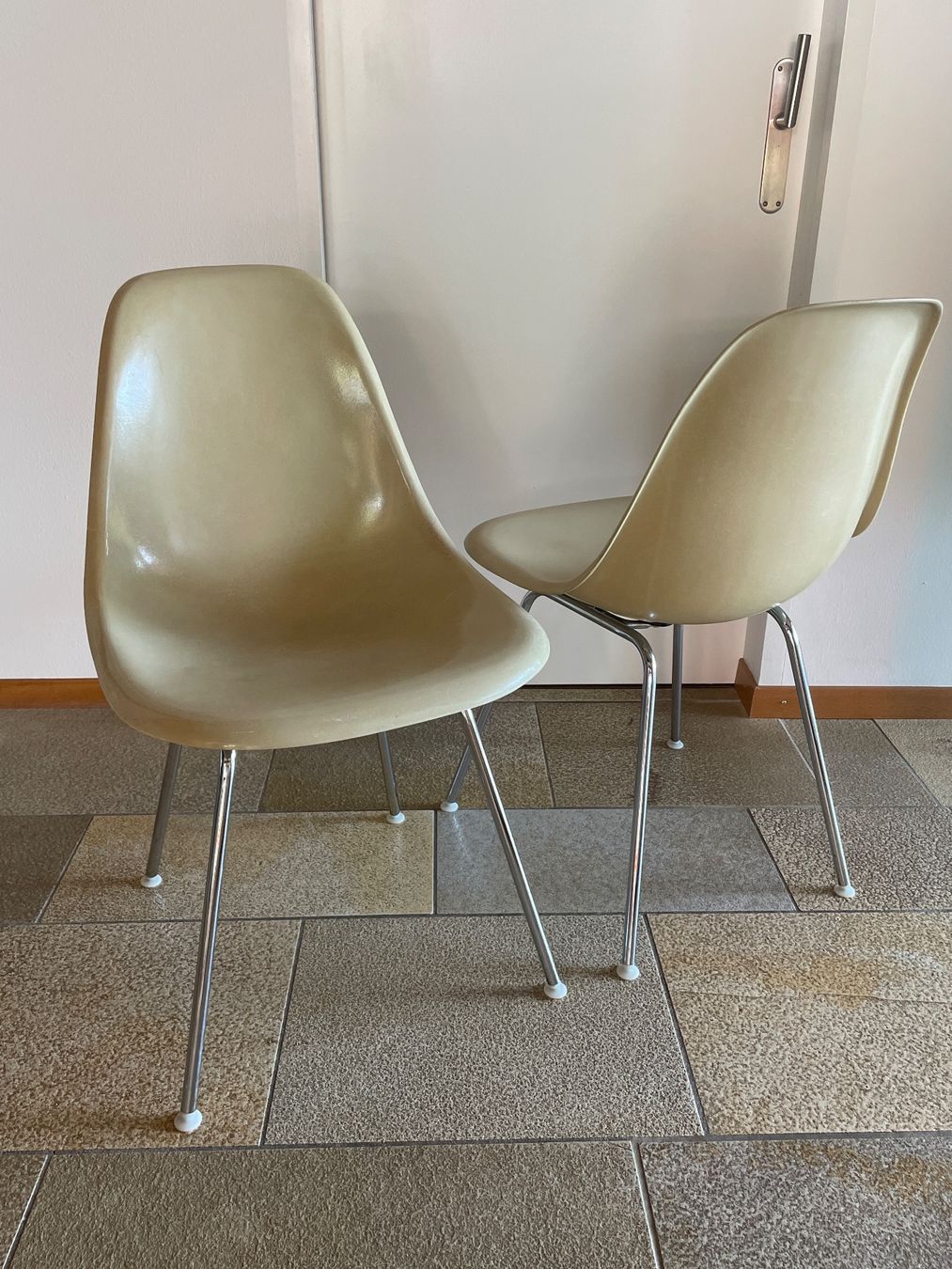 Eames Stühle: 2 Vitra Eames Fiberglass Side Chairs DSX Stühle Parchment – Gebraucht aus Neuhausen am Rheinfall von noelle0810