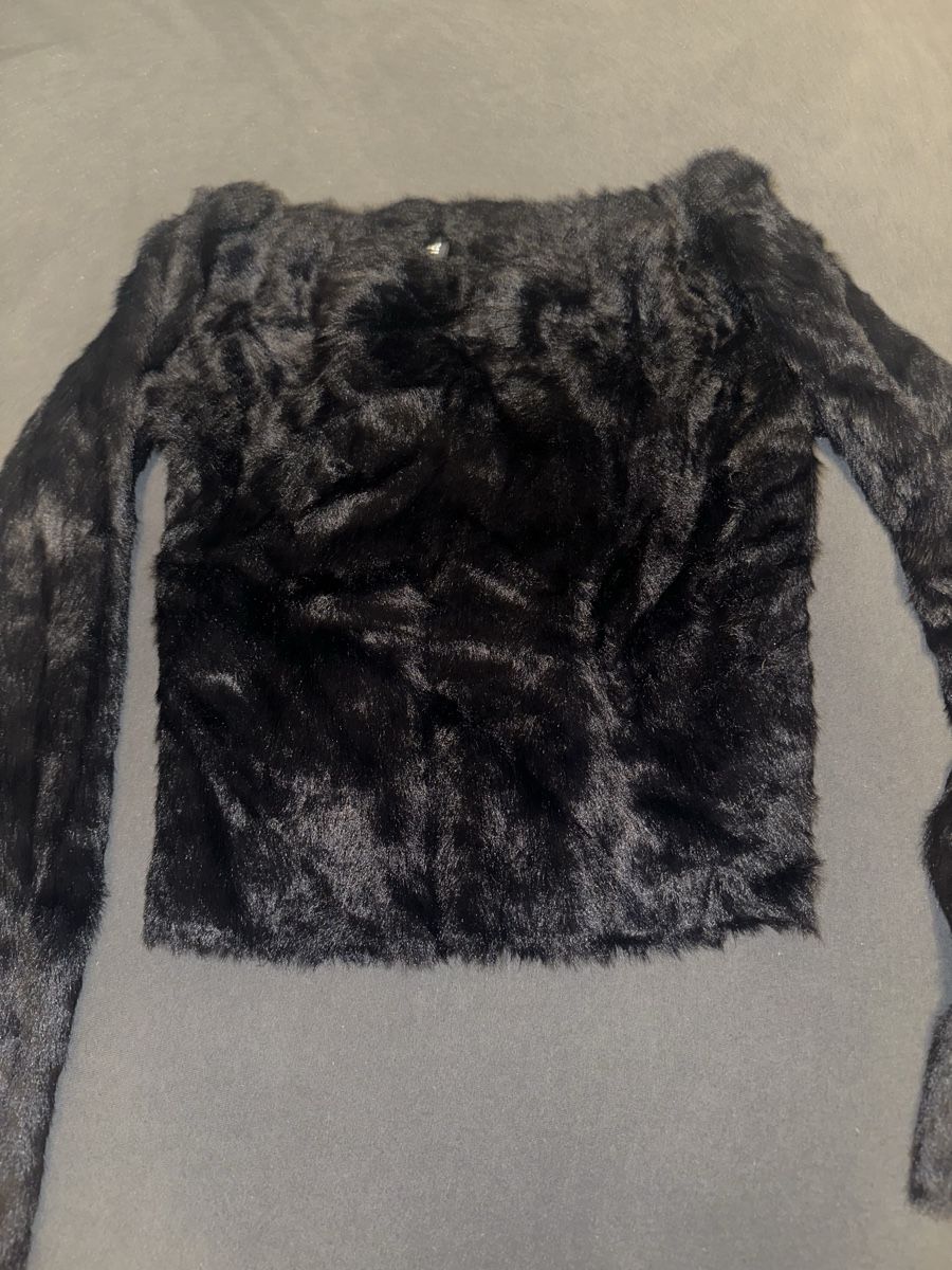 H&M Top: Schwarzer Kunstpelz Top – Usato da Neuenegg venduto da kar_smg9