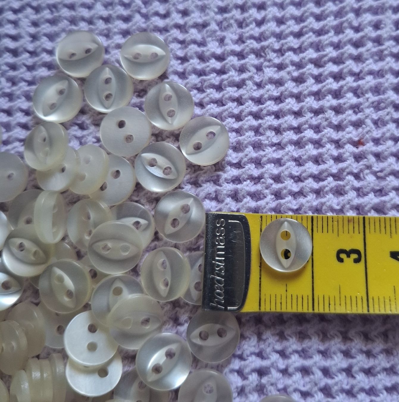 Bottoni: 1 Lot eierschalenfarbene Knöpfe, 10 mm. – Nuovo (secondo la descrizione) da Dietikon venduto da Hirschkopf 3