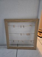 Bilderrahmen mit Schnur und Klammern