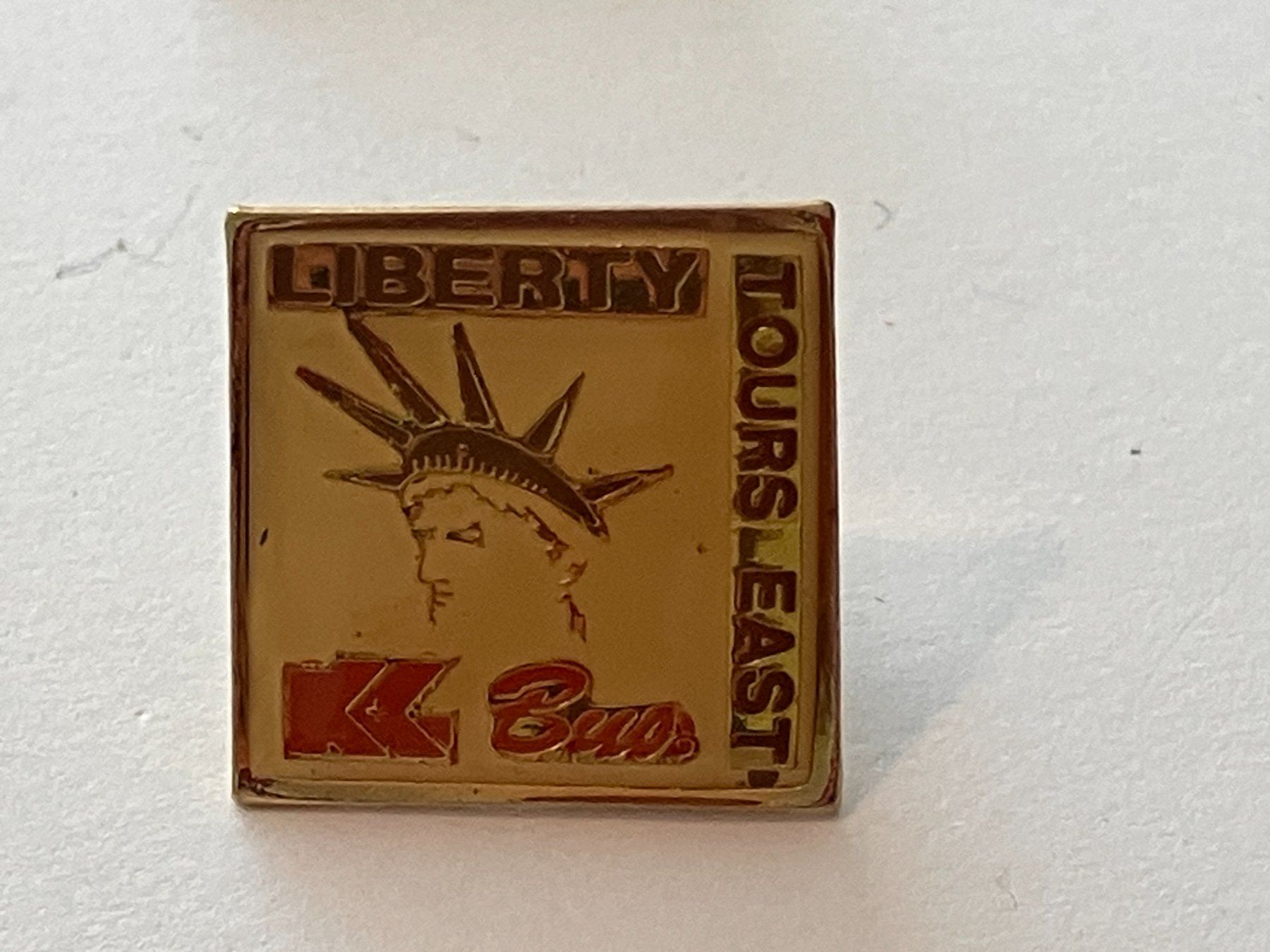 Plaketten & Abzeichen: 1 Pin Liberty Tours East Bus – Gebraucht aus Basel von djwwpp