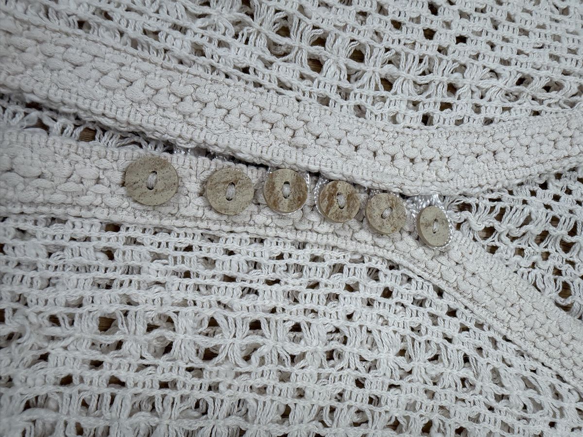 Gilet & Giacche senza maniche: Crochet Vest Cream Button Front – Usato da Knonau venduto da Grapesvintage 1